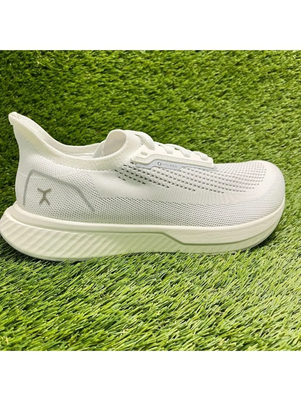 Flux Adapt Runner H2O Pro White Mens Size 9.5 Athletic Running Shoes Sneakers